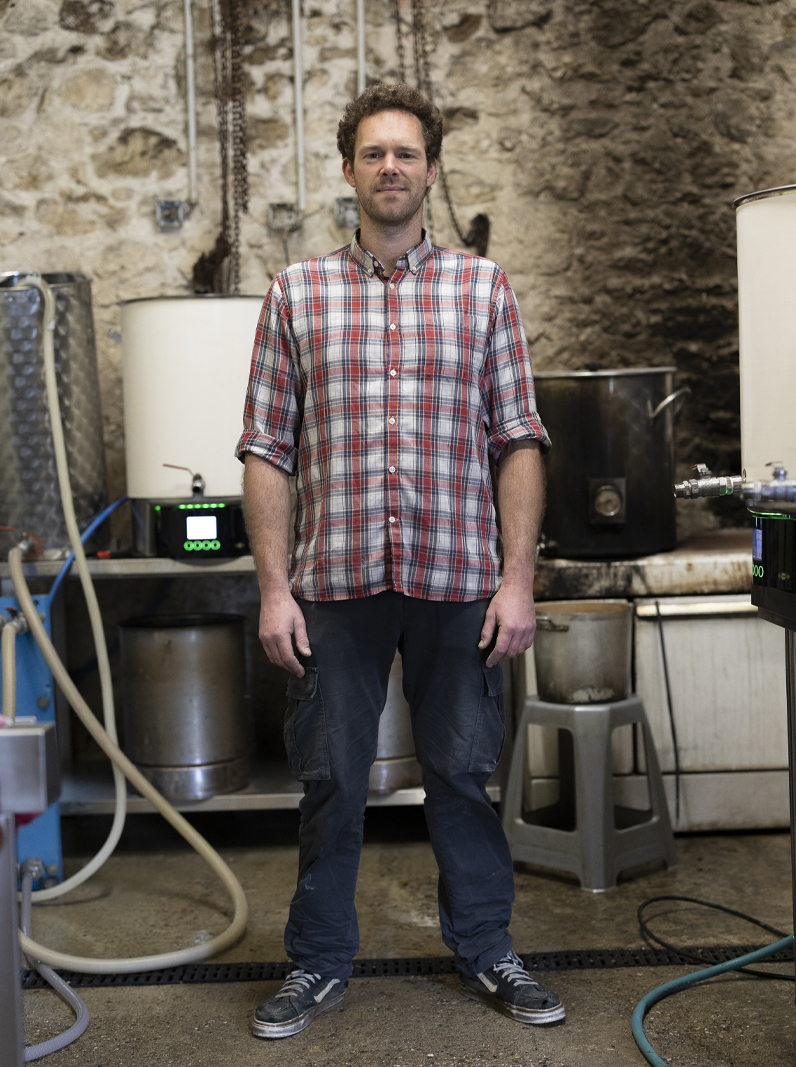 Portrait du brasseur dans l’atelier de la Brasserie des Cèdres