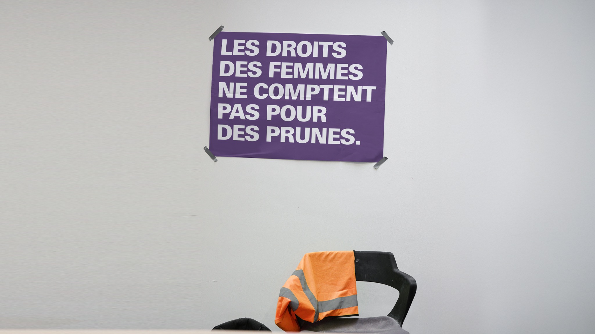 Affiche Les droits des femmes ne comptent pas pour des prunes dans un espace de travail